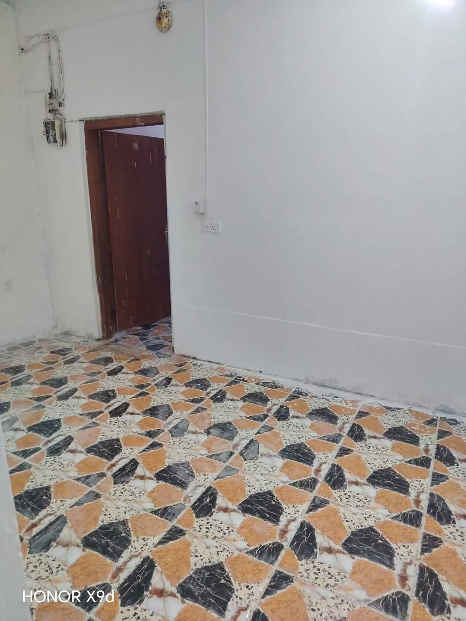 السلام عليكم 
بيت 100 متر في حي الزيتون قرب مدرسه ملائكه الجنه 

واجه 5 والنزال 20 

بسعر 55 وبي مجال بيع مستعجل 
***********
