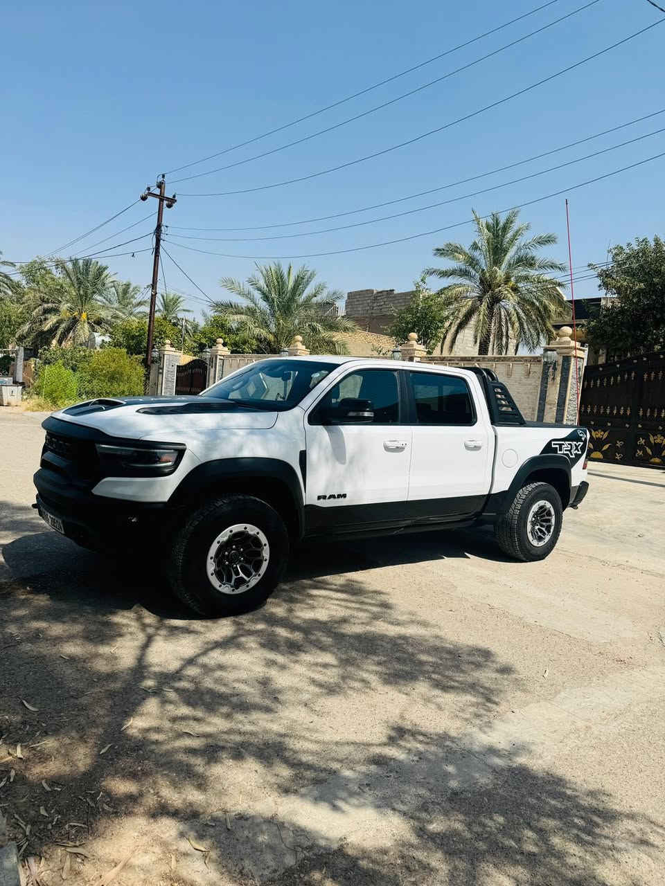 ديناصور رام TRX –  ( هيلكات ) 702 HP
الموديل: 2022 فول فول مواصفات 

العداد: 40,000 ألف ميل
اللون: ابيض
المحرك: V8 – 6.2 لتر Hellcat Supercharged – قوة 702 حصان
الفئة: فول – أعلى فئة بالمواصفات

المواصفات:

ناقل حركة أوتوماتيك 8 سرعات

نظام دفع رباعي 4WD

تعليق رياضي مخصص للأوف رود مع نظام Bilstein Black Hawk e2

مقاعد جلد فاخرة مع تطريز TRX

مقاعد أمامية كهربائية مع تبريد وتدفئة

شاشة وسطية 12 إنج تعمل باللمس مع نظام Uconnect

نظام ملاحة مع خرائط الشرق الأوسط

كاميرات 360 درجة + كاميرا خلفية عالية الدقة

حساسات أمامية وخلفية

رادارات أمامية مع نظام تجنب التصادم

نظام تثبيت سرعة متكيف (Adaptive Cruise Control)

ستيرن كهربائي متعدد الأوضاع

نظام صوتي Harman Kardon بـ 19 سماعة

فتحة سقف بانوراما

شحن لاسلكي + مداخل USB Type-C

بصمة تشغيل + دخول ذكي

إنارة LED أمامية وخلفية مع نهارية

أوضاع قيادة متعددة (Sport – Baja – Snow – Mud – Rock – Auto – Tow)

نظام Launch Control

سعة سحب عالية تفوق 8,000 باوند

خطافات سحب أمامية وخلفية

جنوط أصلية TRX مع تايرات لجميع التضاريس

دبل إلكتروني مع دفرنش خلفي محدود الانزلاق

عدة كاملة + اسبير حجم كبير

المكان: الحله
رقم صاحب سيارة ***********
