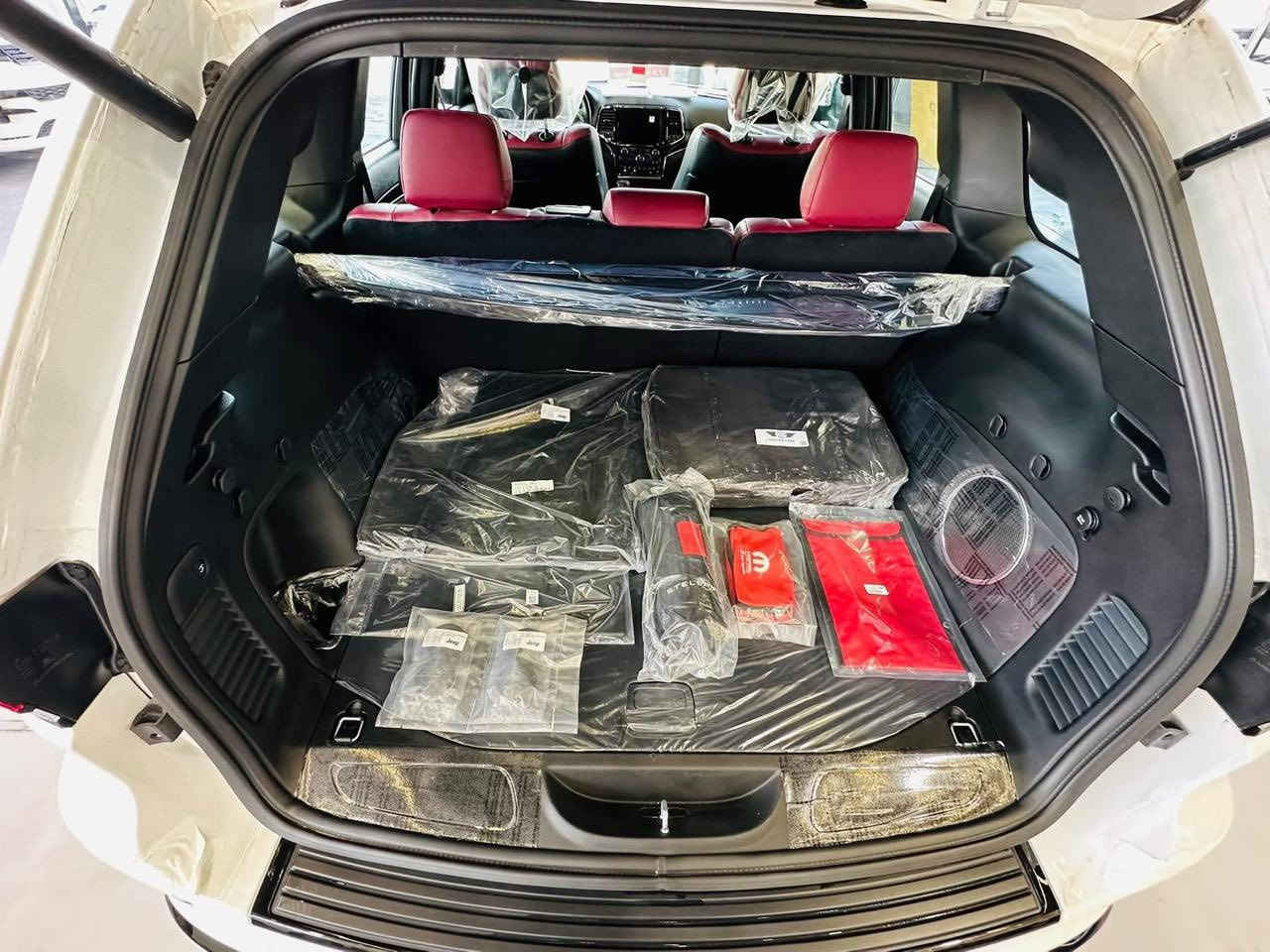 السلام عليكم زبائننا ومتابعينا الاعزاء جيب كراند شيروكي فئة ال S خليجية وكالة هارلم موديل 2022مكفولة 
👈 ماشية 8 الف مايل 👉 
(بحالة الزيرو)
👈  رقم مميز  👉
بعدها بالفابلونات كما موضحة أدناه المواصفات المعروفة رادارات امامي وخلفي وجوانب  منطقة العمياء بانورامى بصمة وتشغيل عنزبعد 5 راكب محرك 3600 وداخلها احمر المغربي المرغوب 
ملاحظة 
(السيارة مغلفة بافلام الحماية PPF تغليف كامل)
الكبات الصغيرة والارضيات وعدة الاسعافات الاولية وعدة الشركة بعدهن بالچيس السيارة خاضعة للفحص والسونار من قبل مركز بدي چيك يعني بيها تقرير شامل من ناحية الصبغ والبارد والتبديل والكيلو متر والعقول والگير والمحرك وباقي التفاصيل 
للاستفسار الاتصال 
0770 118 9000
او زيارتنا بغداد معارض البياع معرض حيدر سيدار شارع الوكلات مقابل المتنزه 
ادارة المعرض ***********  
وتحياتنا للجميع .
