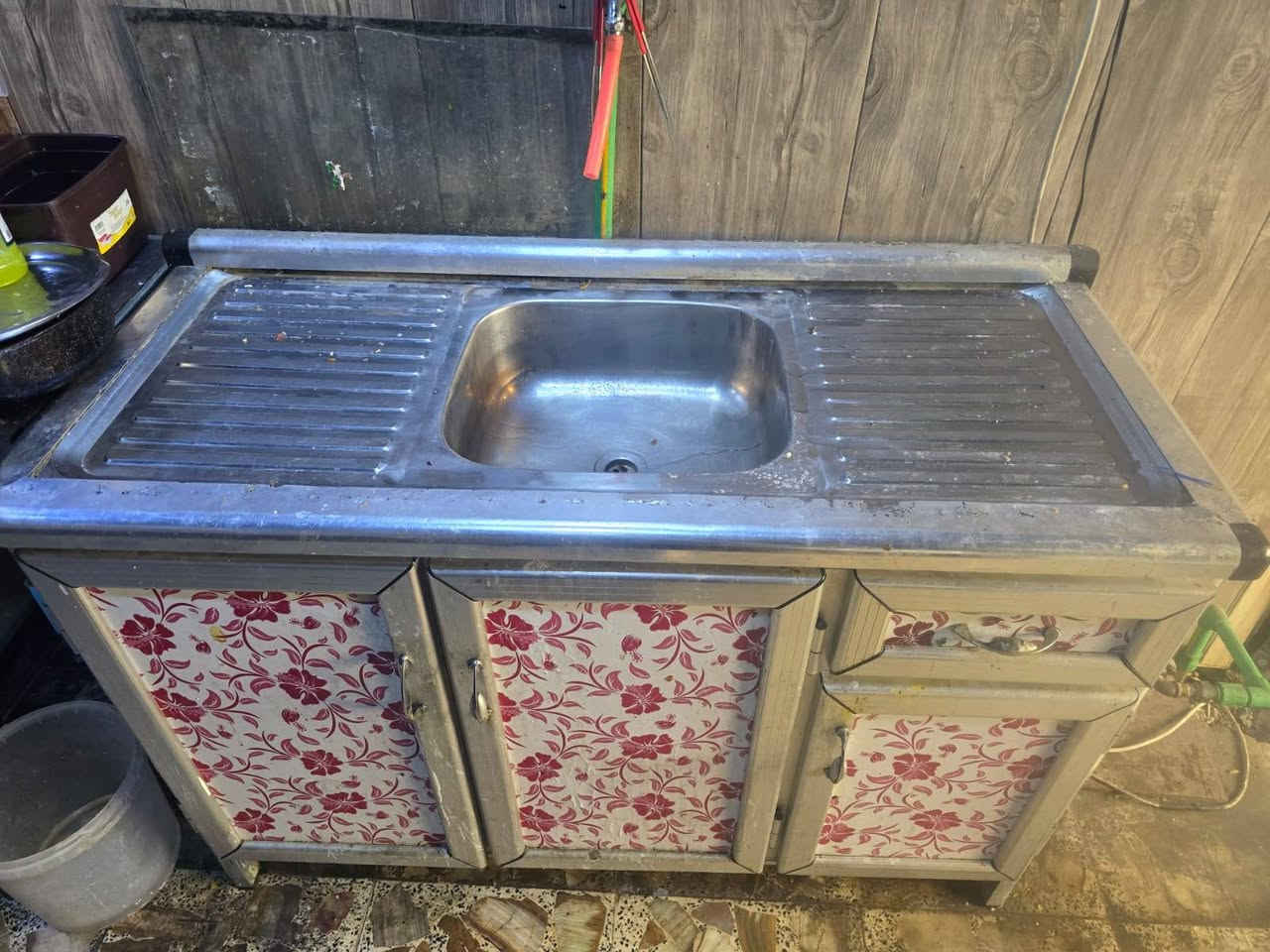 للبيع غراض مطعم للبيع السعر ٥٠٠ الف ***********
