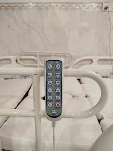 سرير طبي كهربائيه للبيع باحدث أمواصفات متعددة الاستعمال بيها 5حركات 
 تصعيد وتنزيل وتقلب ع جانبين وفيها مرحاض للمريض وفيها ميز طعام وفيها حامله مغذي 
اخذناها بلميون ونص نريدها بمليون 
للتواصل ع رقم .***********
