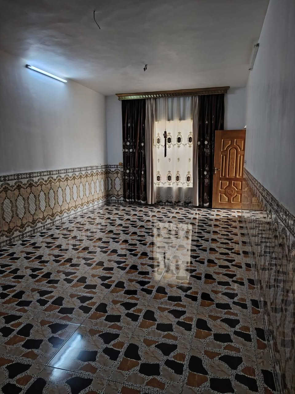 دار سكن للبيع طابو صرف في حديثة حي العسكري 
مقابل دائرة شبكات حديثة 
مساحة الدار /500متر
يتكون من طابقين 
الطابق الأول
ديوان 10*4.5
هول5*4.5
غرفتين نوم 5.5*4.5
صاله داخلية
ومطبخ حار وبارد
صحيات داخليه وخارجيه
الارضية كاشي 
الطابق الثاني 
غرفتين نوم 5*4
مصبوبه فقط
السعر/85 مليون قابل لتفاوض
عنوان المكتب/الانبار/ حديثة /حي العسكري/ مقابل أسواق علي نصيف للاستفسار الاتصال على الرقم 
***********
