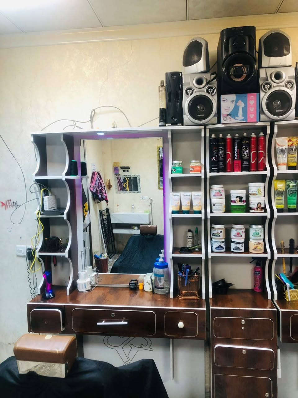 مــيـز حـلاقـه 💈
للــبيع 

الطول: مترتين 

العرض: ثلاث مترات
ــــــــــــــــــــــــــــــــــــــــــ 
يـحتوي علئ    8.  جرارات و. 20 رف +الاناره لون بنفسجي + كلوبين 
ــــــــــــــــــــــــــــــــــــــــــ 
السـعـر: 300 الف وبي مجال للطيبين


**إذا كنت صاحب هذا الإعلان وتريد حذفه لأي سبب، رجاءا أرسل رسالة إلى الدعم الفني**