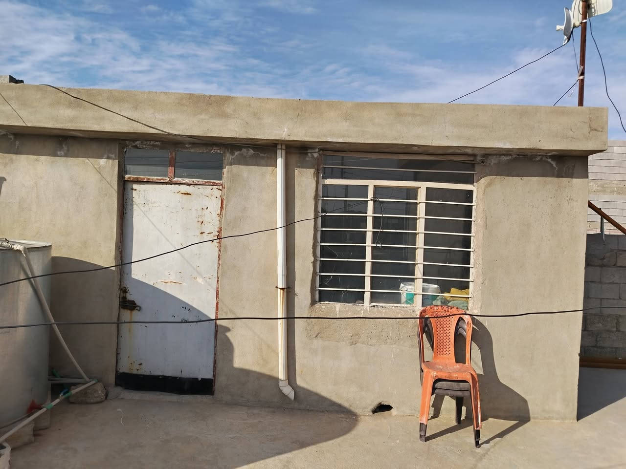 السلام عليكم
دار للبيع 

_حي الاربجية 

_بصف الركن

_مساحة 117 متر مربع. واجهة 10. عمق 11.7

_غرفة واستقبال جوة و غرفة فوك 

_ بي ساعة كهرباء ووصل بلدية تمليك باسمي 

_قرب جامع العباسي. قريب على حي الصدام. 

_خدمات كامل مي، كهرب، شارع، انترتيت ضوئي

_ رقم *********** موجود واتساب وماسنجر
