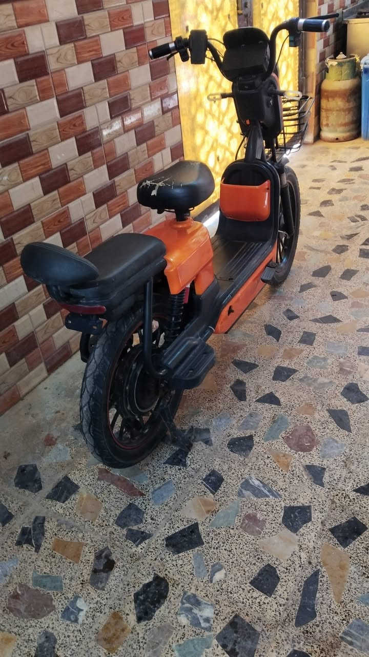 سلام عليكم دراجه للبيع ما بيه شي البطاريات حجم 16 بس ما عده البك لايت طاح علي ماي وحترك الدراجه نضيفه السعر 150 مكاني البصره حمدان التواصل ***********
