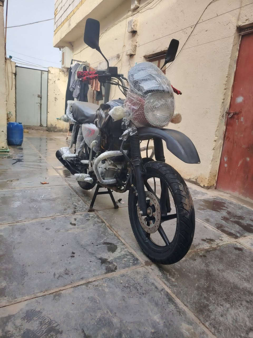 السلام عليكم بوكسر جبلي  موديل 21 اوراق كامله  اصليه الدراجه مال جناي مرتبه شغل واطلع ترايك وين ما يعجبك مفتوحه امبدل بيه ولفات مكاني الشطره منطقة حي الزهراء 7 نيسان ***********
