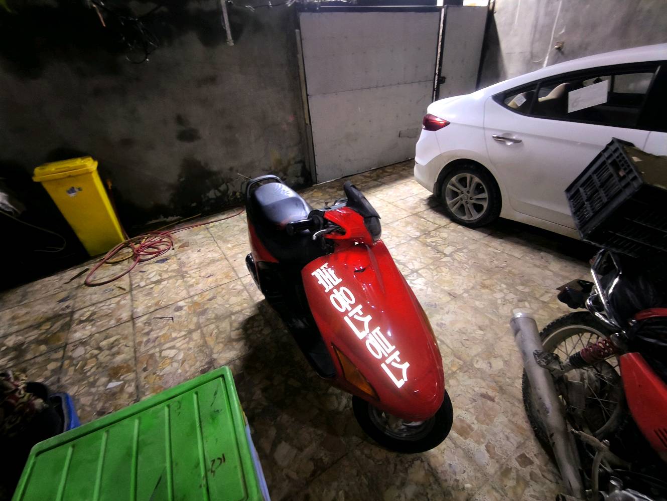 عنوان نجف حي ميسان 
دراجة ماصارها هواي من نازله من الحاويه 
بيها مجال بسيط ستوني شاد الها محرك رمبه
 