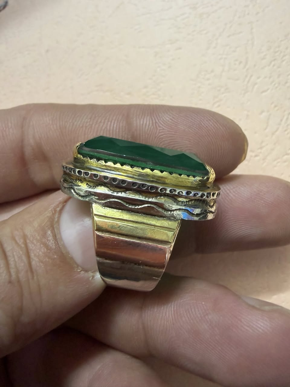 السلام عليكم
خاتم زمرد روسي للبيع صياغة فضة يدوية ثقيلة مطعم ب نحاس تحفة
قياس ٢٠-٢٢ 
مكاني بغداد
شراي يتصل ***********
متواجد مازنجر وواتساب
