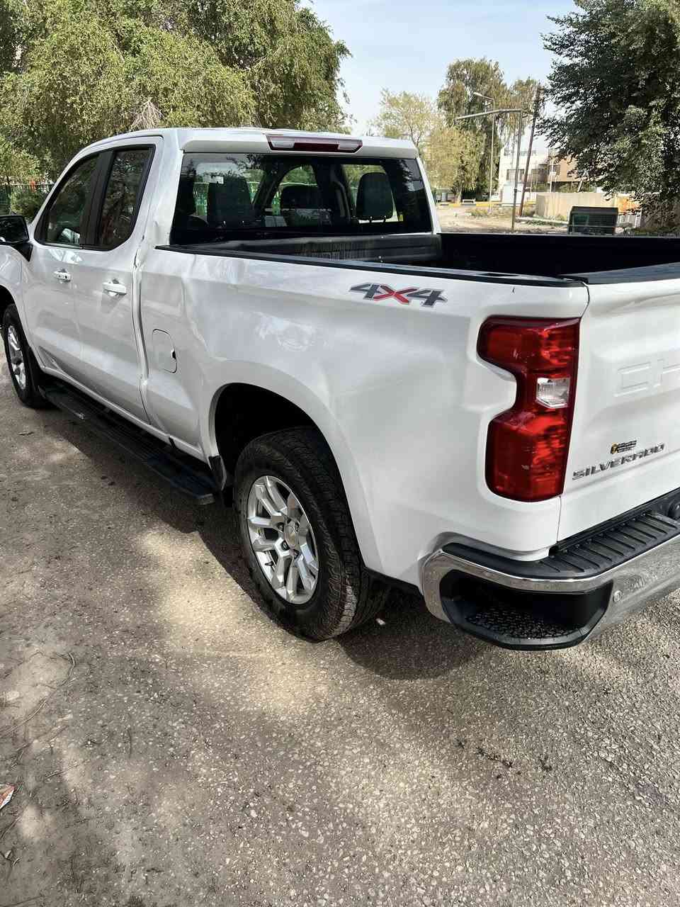 سلام عليكم ((مرقم بغداد كامل))
السعر 295 ورقة وبيها مجال
شفروليه سلفرادو موديل ٢٠٢٣ للبيع 
دفع رباعي دفع خلفي 
((محرك ٥٣٠٠ ثمانية سلندر))
عدادات شاشة وشاشة وسطية كبيرة
ماشية ٢٤ ميل
حادثها خلفي مبدل بدي كامل نفس اللون بدون صبغ 
مكان السيارة بغداد الحارثية
للاستفسار 
***********
