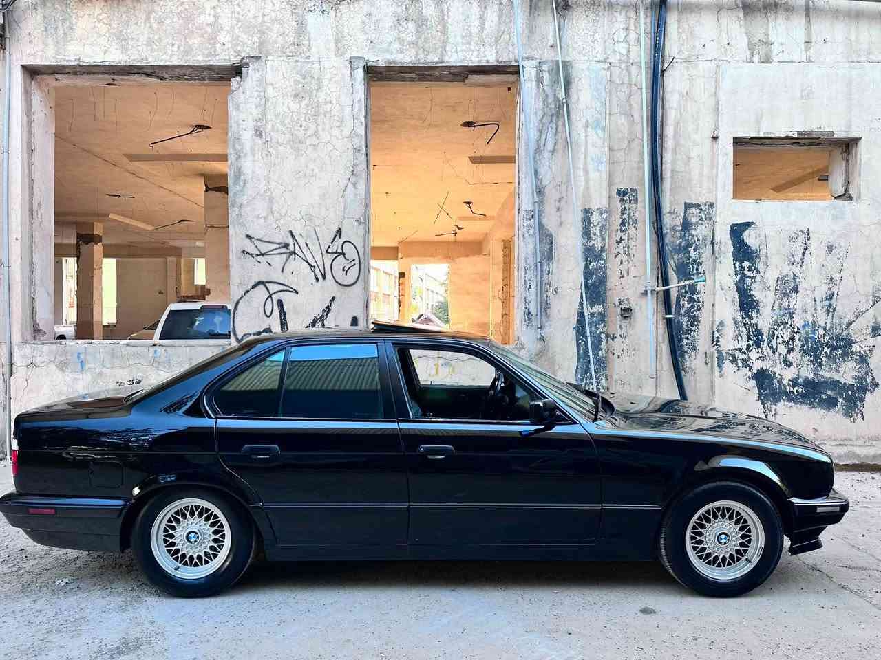 سلام عليكم BMW 544 موديل 92 دبل ايرباك كوشين جلد  6 گير تبريد شغال سياره مابيه حادث و كاربيات و كير و مكينه ابشرط مكان السياره سليمانيه ***********

