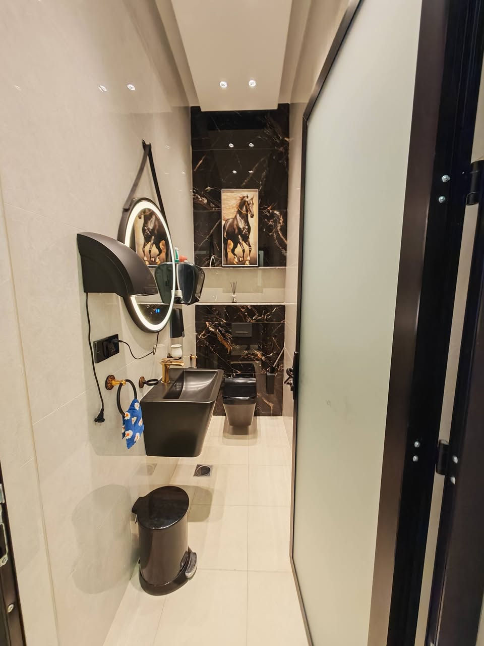 🏡 بيت للبيع – بناء حديث درجة أولى ✨

📍 الموقع: زيونة – محلة 718
🏗️ سنة البناء: 2026
🏠 تصميم مودرن وتشطيبات راقية

📐 المساحة: 110م
📏 الواجهة: 4.40م
📏 النزال: 25م

🔹 يتكون من 3 طوابق
🔹 يحتوي على 5 غرف نوم
🔹 6 حمامات
🔹 3 مطابخ
🔹 4 غرف بنظام ماستر

✨ بيت مميز بمواصفات عصرية وموقع قريب من جميع الخدمات

📞 للتفاصيل أكثر الاتصال:
***********
