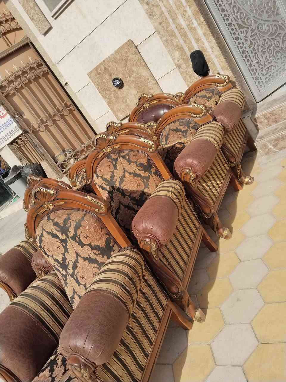 بسم الله الرحمن الرحيم تخم الي بشارع   تركي زان 10 مقاعد كلش نظيف
والثاني تخم 10 مقاعد *********** المكان شارع فلسطين بغداد, العراق
