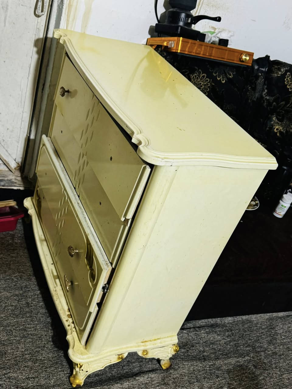 سلام عليكم غرفه تسكام عراقي قبل سنتين سكمته 8 بوب خشب كله مملي وكامل ملحقاته ونضيفه بدون كسر اي شي مشتري ب2750. حالين ابيع بمليون  ***********
