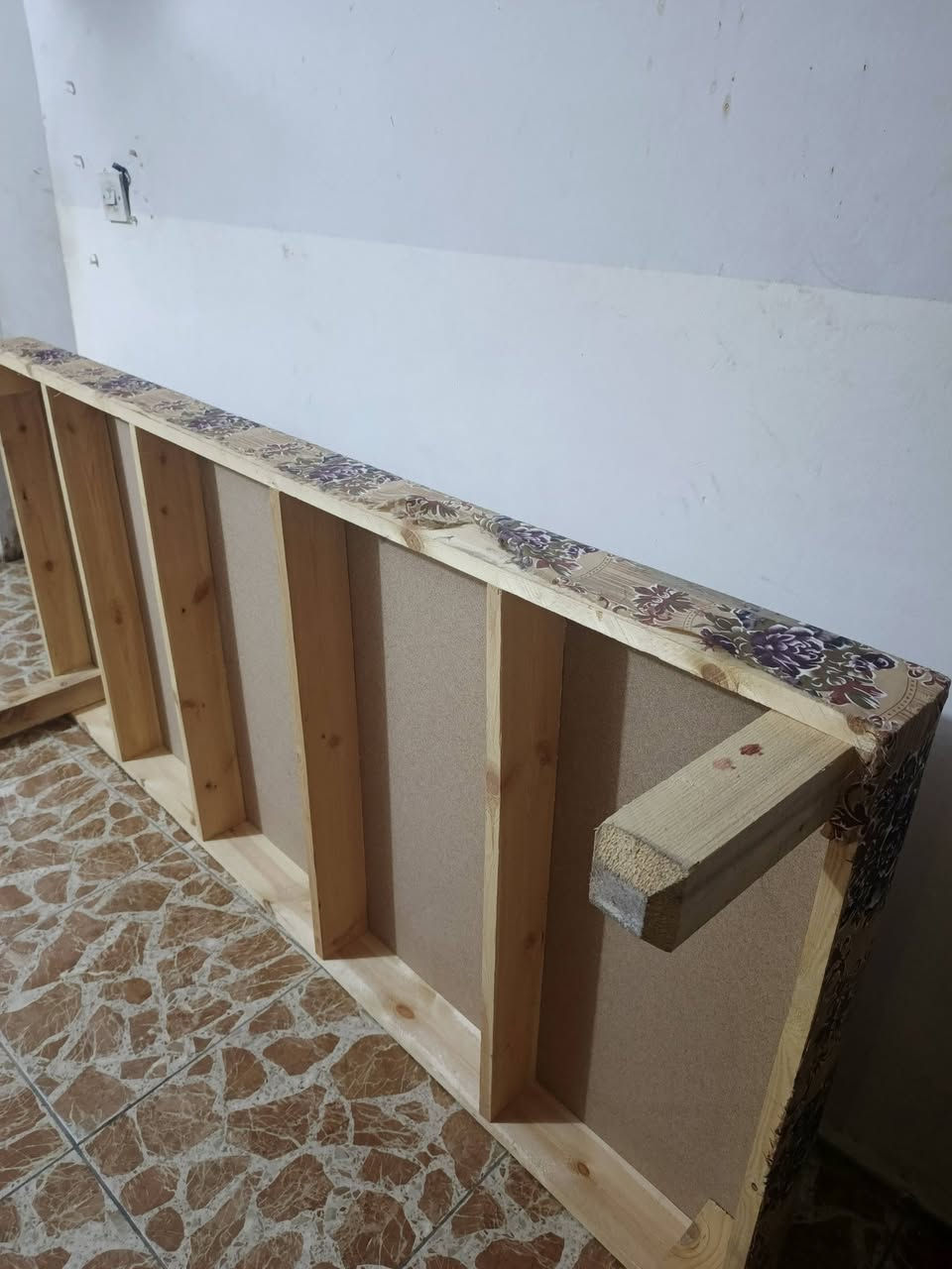 قريولات انجاره عدد 2  ميز ابلازمه سعره 40 ***********
