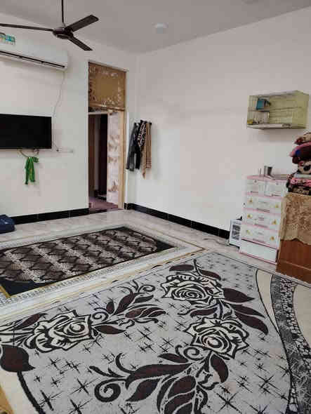 بيت للبيع قرار 117 مفوض بالطابو المساحة 312 متر ركن  على 3 شوارع  بي بناء 160  والباقي قطعة فارغة البناء حديث صارلة سنة العنوان حي النصر قرب السادة ابو خطة قريب بيت الشيخ ابو ثامر قريب اسواق عماد السعر 62 بي مجال للشراي العنوان بابل ملاحظه البيت مبني بي الواجهية فقط مطبخ حار 2ونص في 4 وهول 5في 6 ومضيف كبير 8 في 4
الاستفسار اكثر ***********
