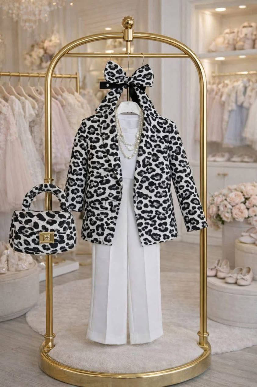 طقم انيق بنقشة جلد النمر العصرية 
يمنح أميرتك الجمال والافخامة
قياسات من 8 سنوات الى 15 
كمية محدودة 
للحجز والاستفسار مراسلة البيج 
واتس ***********
تتوفر خدمة توصيل فقط 🚗🚗
