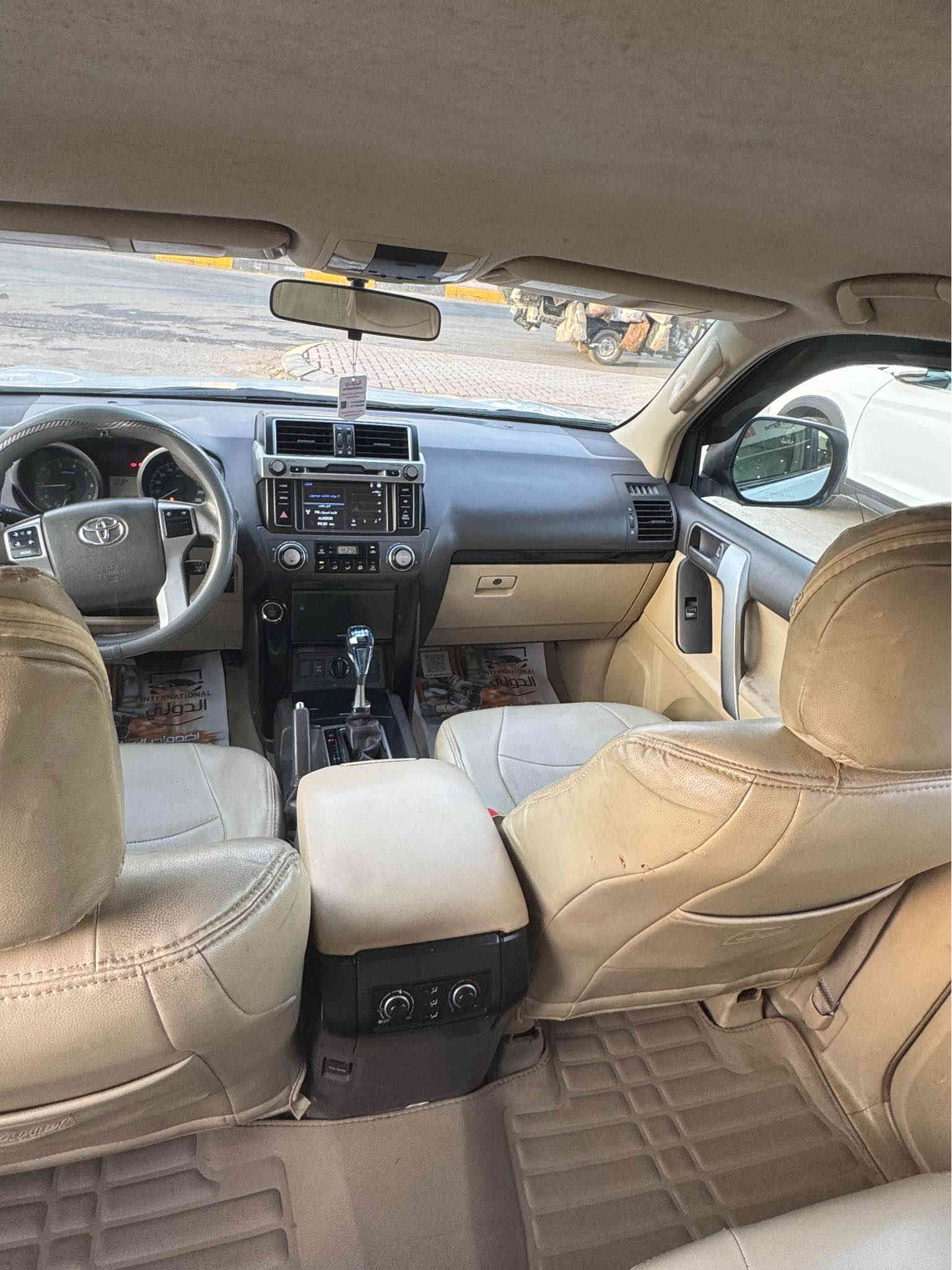 برادو 2015
محرك ٦ سلندر
ماشية ١٣٠ كيلو
كويتي دبل تانكي 
السيارة نظيفة ما شاء الله كلين  من ناحية الصبغ والبارد
فقط كم ملاحظة 
مكان السيارة الموصل 
السعر 340$
*********** موصل
