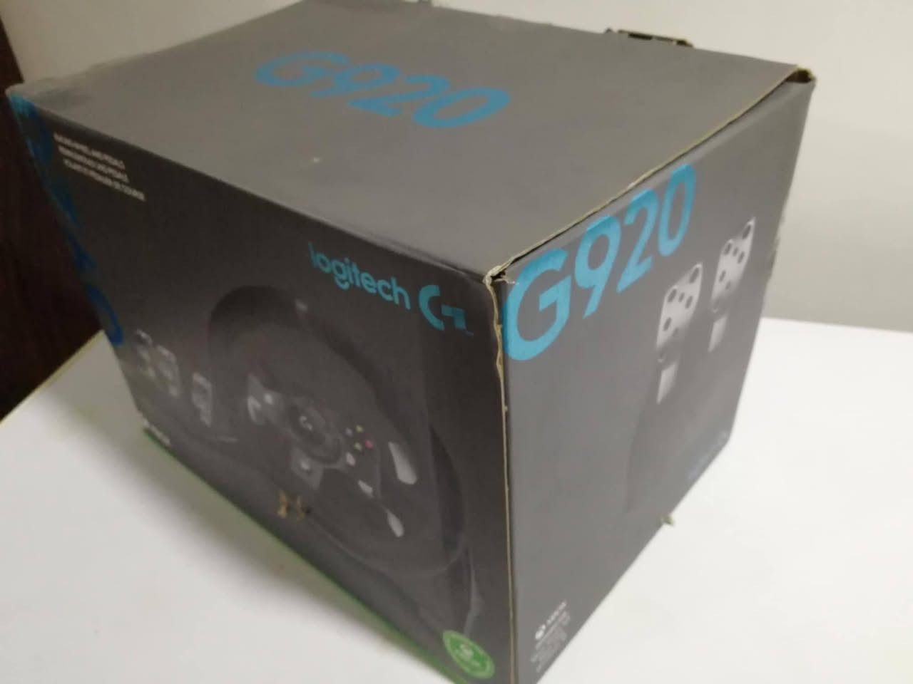 متوفر للبيع دركسون لسياقة السيارات يمكن ربطه على الكمبيوتر او على Xbox

اسم الجهاز Logitech G920
ويوجد أيضاً جهاز اضافي وهو الگير ويباع لوحده بسعر يختلف عن الدركسون

المواصفات:
Dual motor:يوفر ميزة الشعور بالواقعية مثلا بالانعطافات أو الوزن او حتى حسب الطريق الي تمشي عليه السيارة

جودة التصنيع حيث أن الدركسون يتكون من جلد و المعدن والستيل والبلاستيك المقوى موزعة على جميع أنحاء الجهاز حيث يعطي شعور انه دركسون حقيقي

صفة مميزة في هذا الأصدار من الجهاز وهو مانع الاهتزاز الذي يعتبر مزعج جدا لأي لاعب

الدواسات فيها ثبات ومقاومة واقعية مثل السيارات الحقيقية

طريقة التركيب جدا جدا سهلة كما أن الجهاز عند التركيب يكون ثابت جدا سواء من ناحية الدركسون أو الدواسات أو حتى الگير

للتواصل على الواتساب من الرقم التالي:

***********

للتأكيد يمكن بيع القطعتين معا أو كل قطعة على حدى
