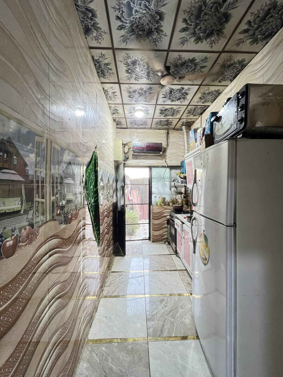 سلام عليكم بيت للبيع المساحه100متر يحتوي البيت عله ستقبال وصاله وغرفه وحمام خارجي وداخلي ومطبخ حار وبارد السعر130 تواصل وتساب***********
