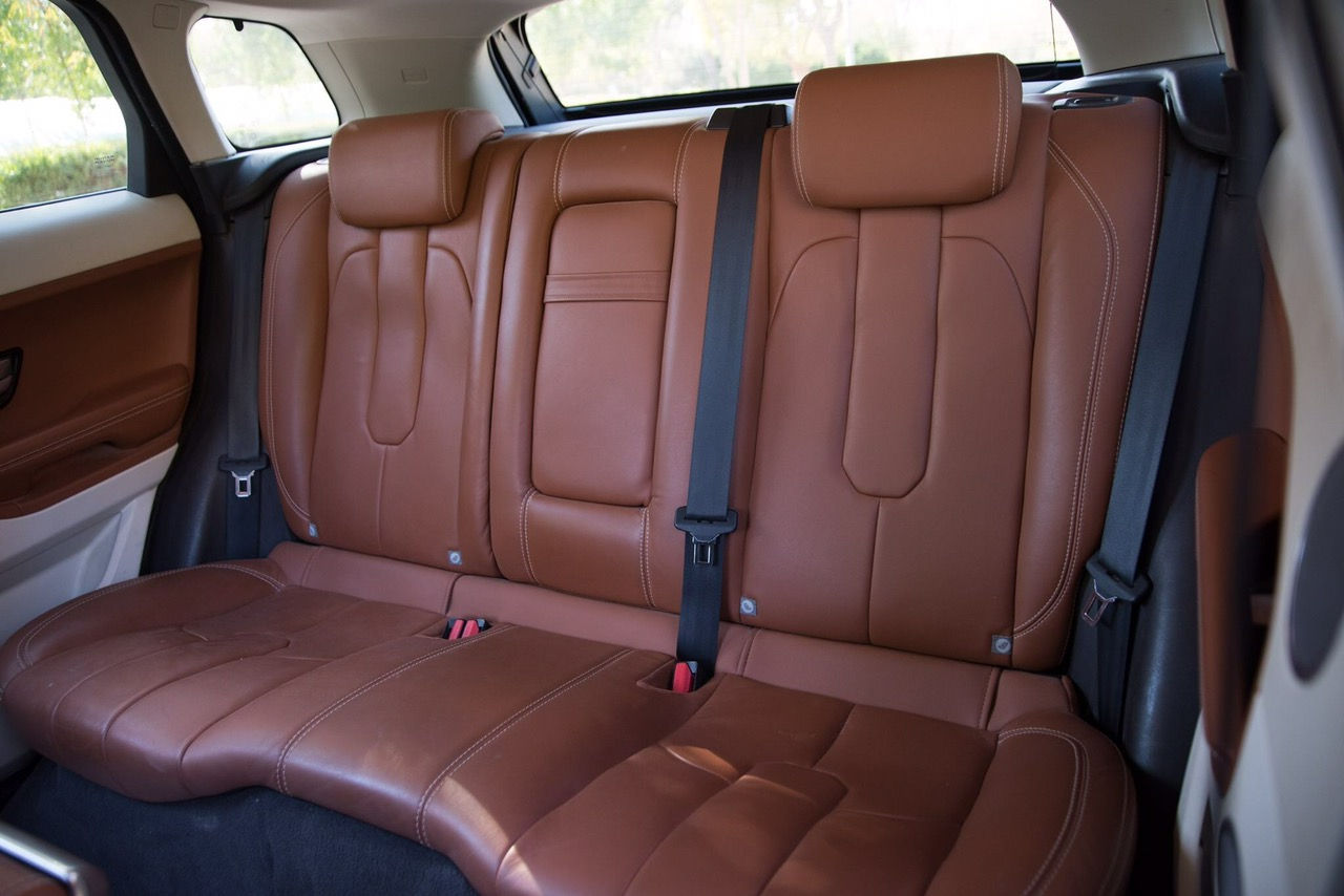 -        للبيع - رانج روفر إيفوك 2013 |
-        فخامة وقوة مع كفاءة اقتصادية!
 ✨ المواصفات المميزة:
✅ محرك 2000   Duble Turboتعمل بالديزل – قوة 281 حصان مع استهلاك وقود اقتصادي وأداء عالي!
✅ ناقل حركة 9 سرعات (ماوس) – تجربة قيادة سلسة ومتطورة
✅ أنماط قيادة متعددة – مثالية لكل الطرق والتضاريس
✅ تسارع 0-100 كم بـ 6.7 ثانية / سرعة قصوى 240 كم/ساعة
✅ سقف بانورامي + مقصورة فاخرة مغطاة بجلد غزال
✅ إضاءة داخلية قابلة للتغيير (5 ألوان)
✅ كاميرا خلفية + حساسات ركن + رادار أمامي
✅ بلوتوث + USB + شاشة معلومات ذكية
-        السيارة متوقفة عن العمل (عاطلة) والسعر يعكس ذلك!
-        الموقع: الحلة حي الصحة// واتساب ***********
-        السعر 12000 $ بسبب السفر
