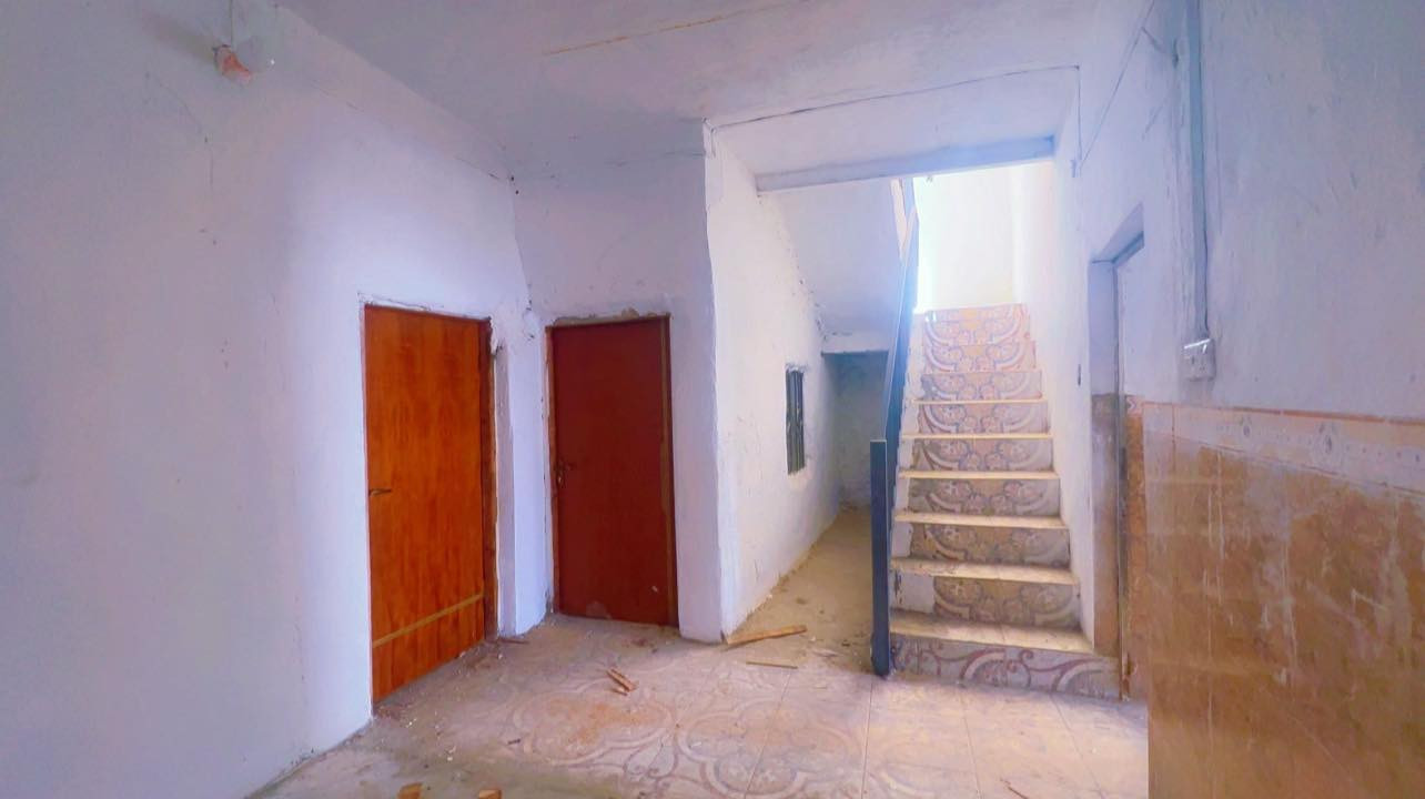 السلام عليكم 
٢٠٠ متر مربع طابقين ٤ اغرف وبراني ومطبخ وصالة وحمامات خارجية وداخليه بناء طابوك عكادة / عالي عن الشارع وشارعه عريض منطقة الحي العسكري  يباع على المبادرة او النقد السعر 85
البيت فارغ حاليا  
للاستفسار اكثر الاتصال على الهاتف  ***********  
 متوفر واتس اب او مراسلة الصفحة عقارات الجامعة
