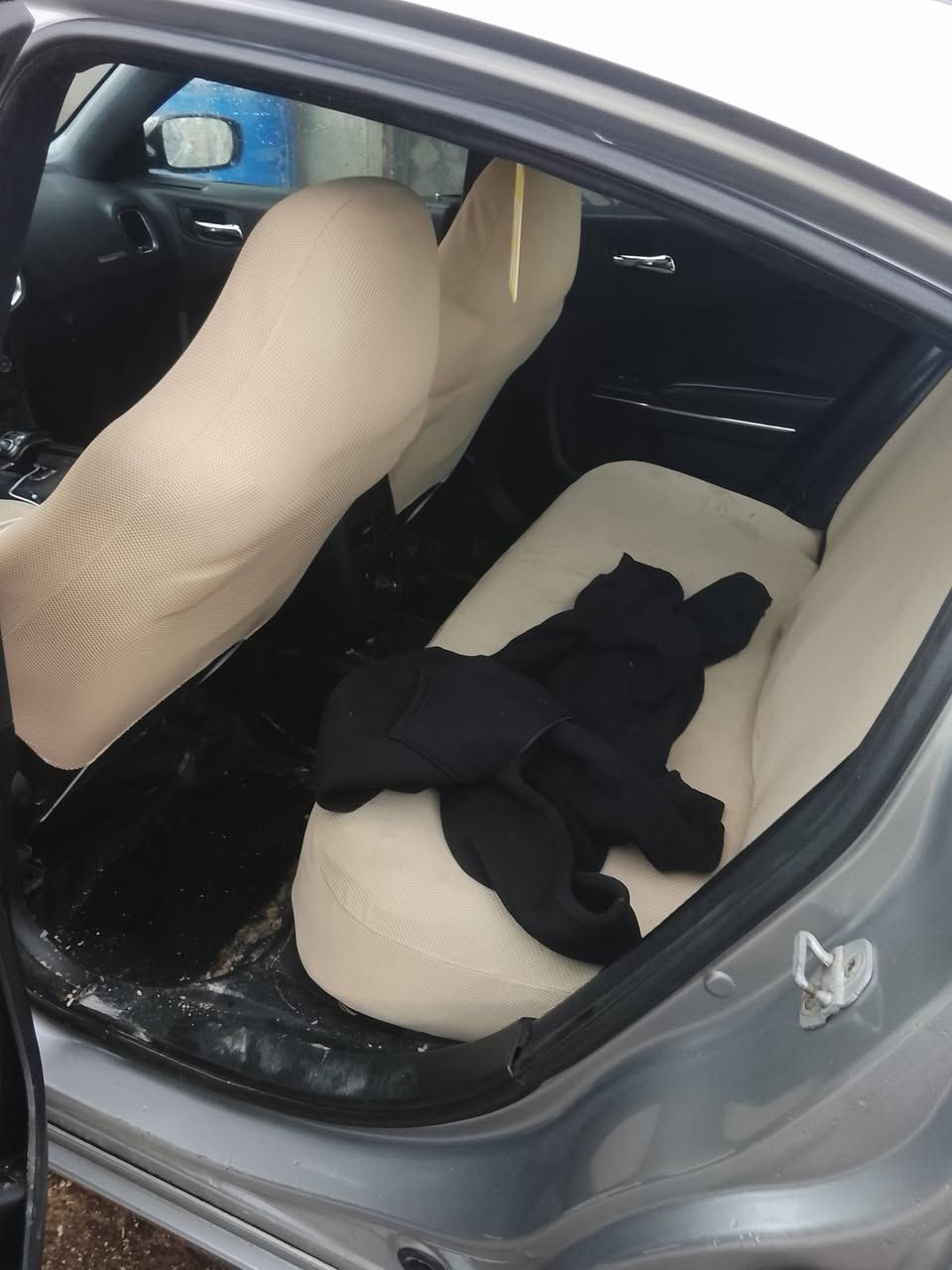 سلام عليكم سياره البيع جارجر 2013 سياره مكفوله من الضربه بيها بس جاملق امامي واثنين بيبان مبدله وسياره كير ومكينه وحداديه كله جديد سياره رقم بصره بس صاحبها يريد تحويل سياره 132وبيها مجال مكان سياره بلبصره القبله ***********
