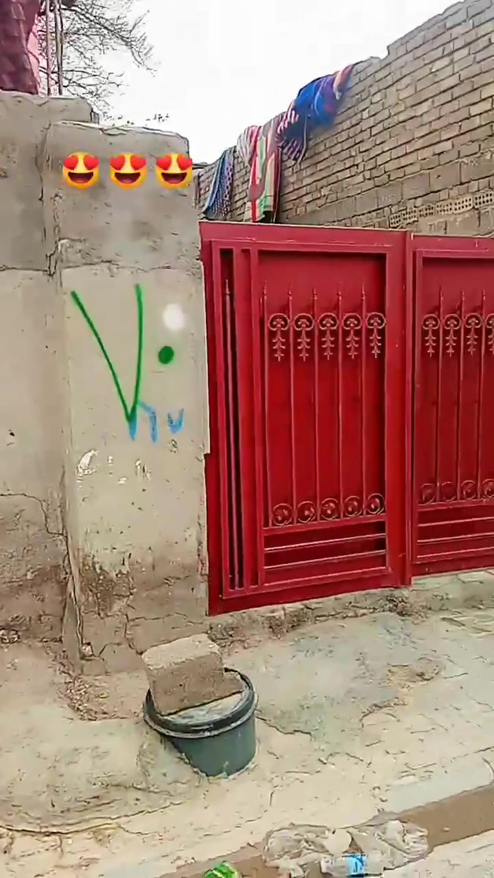 سلام عليكم ورحمه الله وبركاته.   بيت للبيع. المساحه٢٧٠متر  الرقم (***********) حي طارق القديم شارع السمجه وره ابو اكرم الكصاب
