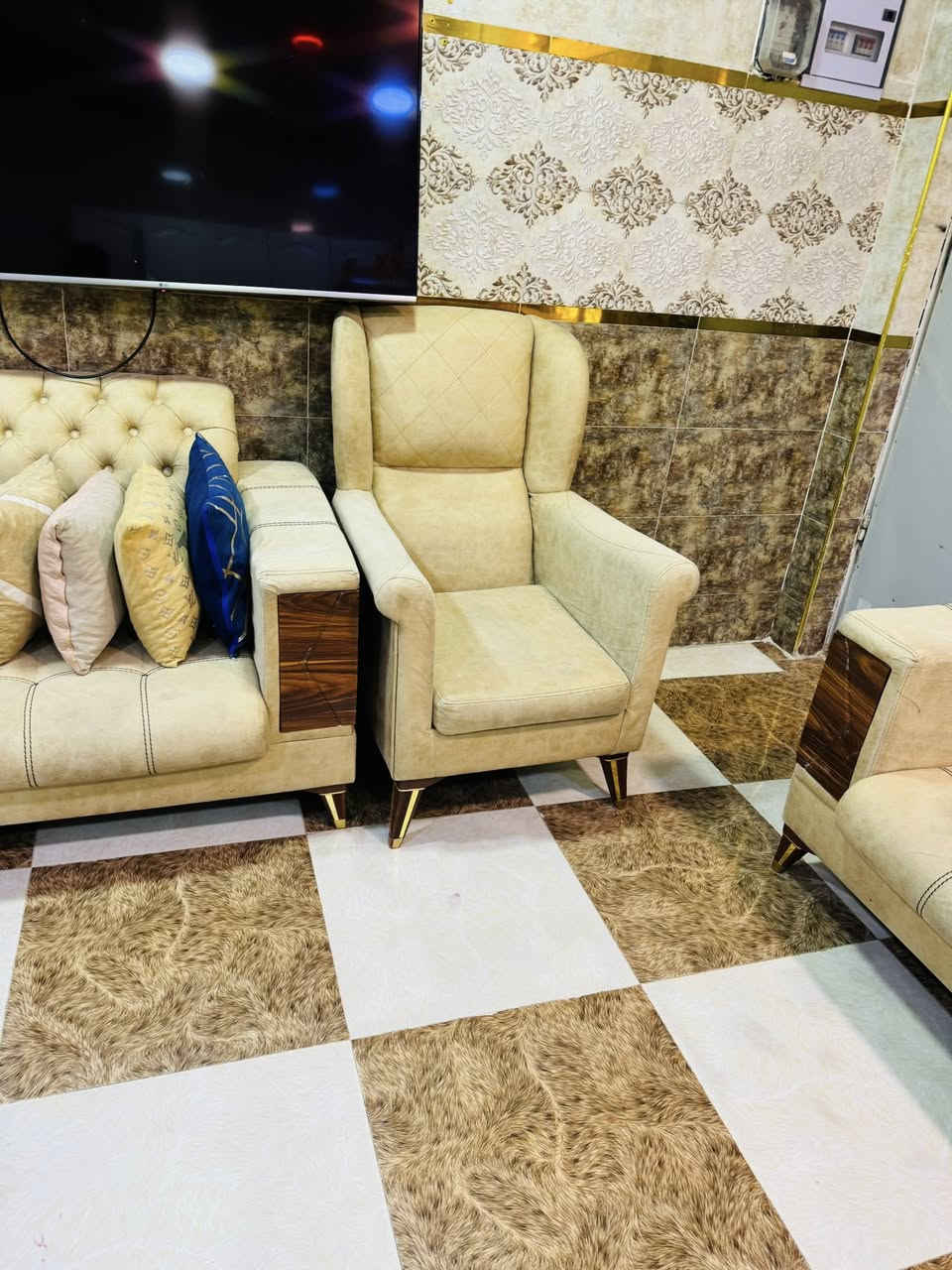 تخم قنفات عشرة مقعد للبيع  السعر 350 الف المكان الحنينه التواصل ***********
