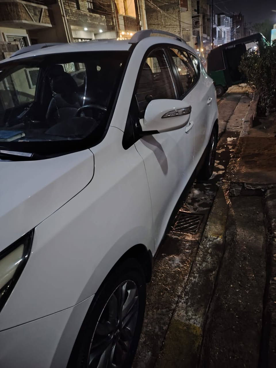 السلام عليكم 
توكسان موديل 2015 خليجي محرك 2000دوش رقم بغداد دولي ماشيه 138 kmكير ومحرك مكفولات حداديه جديده تبريد ثلج ❄️ السيارة جديدة جدا وجاهزه السعر153 مكان السياره بغداد البلديات 
للأتصال ***********
*********** بغداد, العراق
