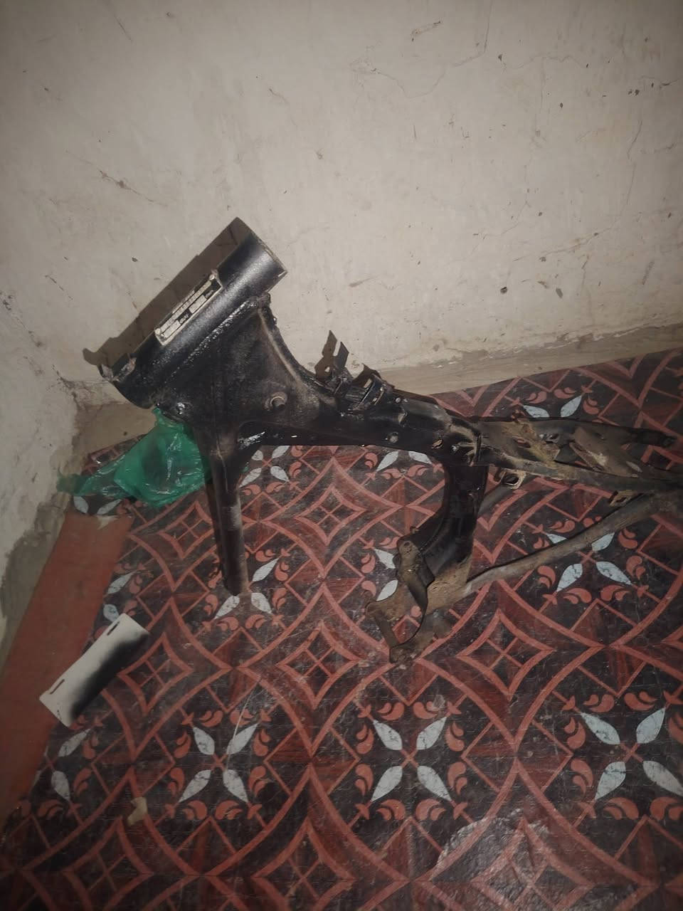 شاصي للبيع اربعه كير اوراق اوصولي بسمي السعر ١٧٥ مكاني طريق نجف كربلاء عمود ١٠٠٠ اتصل ***********
