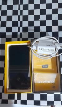 للبيع بوكو F7 ذاكرة 512 ستخدام قليل نضافة فول مكفول من كلشي سعرة 450وب...