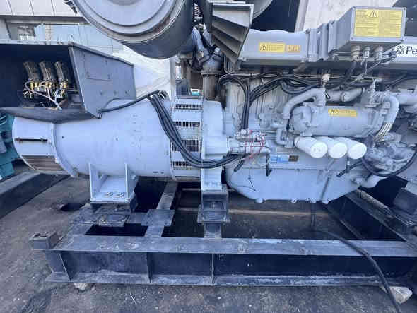 السلام عليكم 
مولد بيركنز أنكليزي 4006
750kv
مولد بلادي برغي ما مفتوح بي 
استيراد اوربا بشرط الحمل
للأستفسار/***********
ابو محمد الاعرجي
