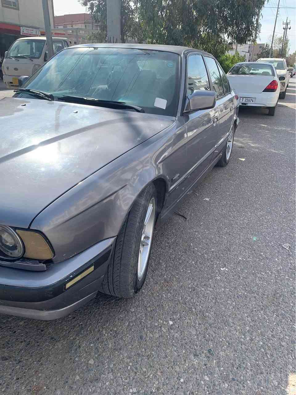 BMW525i 1992
گێڕتۆماتیک سەنەوی نوێ هەتا ٢٠٣٠ نوێیە بە ناوی خۆمە بەشەرتی غرامە و بەناوکردن  سەیارەکە عیزامە چاملغی پێشەوە لای سەکن و بستەک بۆنیت و دوو چاملغی پشتەوەی هەیە بێ ناوگرتن  *********** أربيل, العراق
