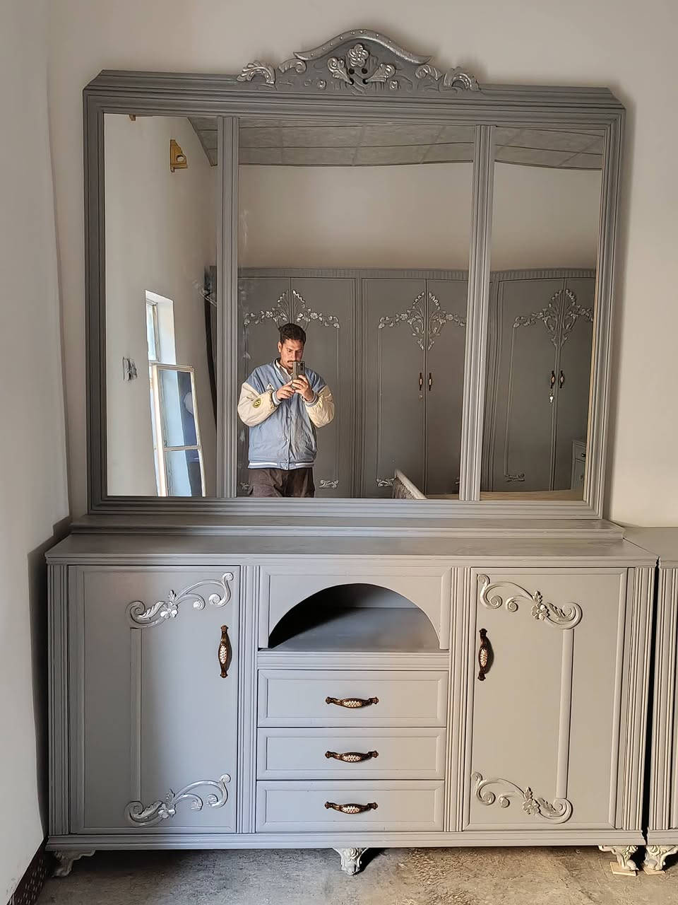 السلام عليكم تم تجهيز غرفه صاج لون رصاصي من معمل ونجارة صالح 
للاستفسار علا الخاص او الاتصال علا الارقام ***********
***********
