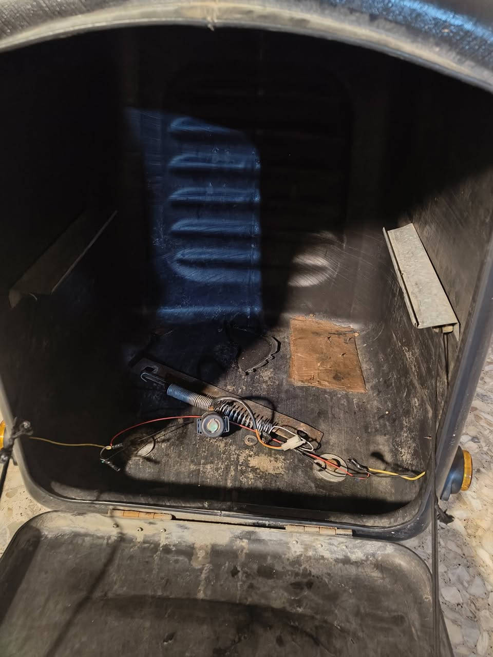 السلام عليكم
صندوك دليفيري حجم كبير
بي اشاير يمنه ويسره كامل جيب وشد
السعر 30 متوفر توصيل
مكاني بغداد / جميله 
تواصل خاص او *********** واتساب
