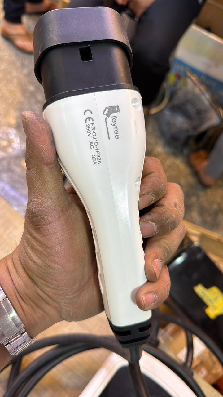 السلام عليكم  الشباب طيبه قطعتين شواحن ترهم تسلا وترهم BYD 32A 250V سعر القطعه 300 الف القطعتين 500. الف العنوان بغداد التواصل واتس ***********
