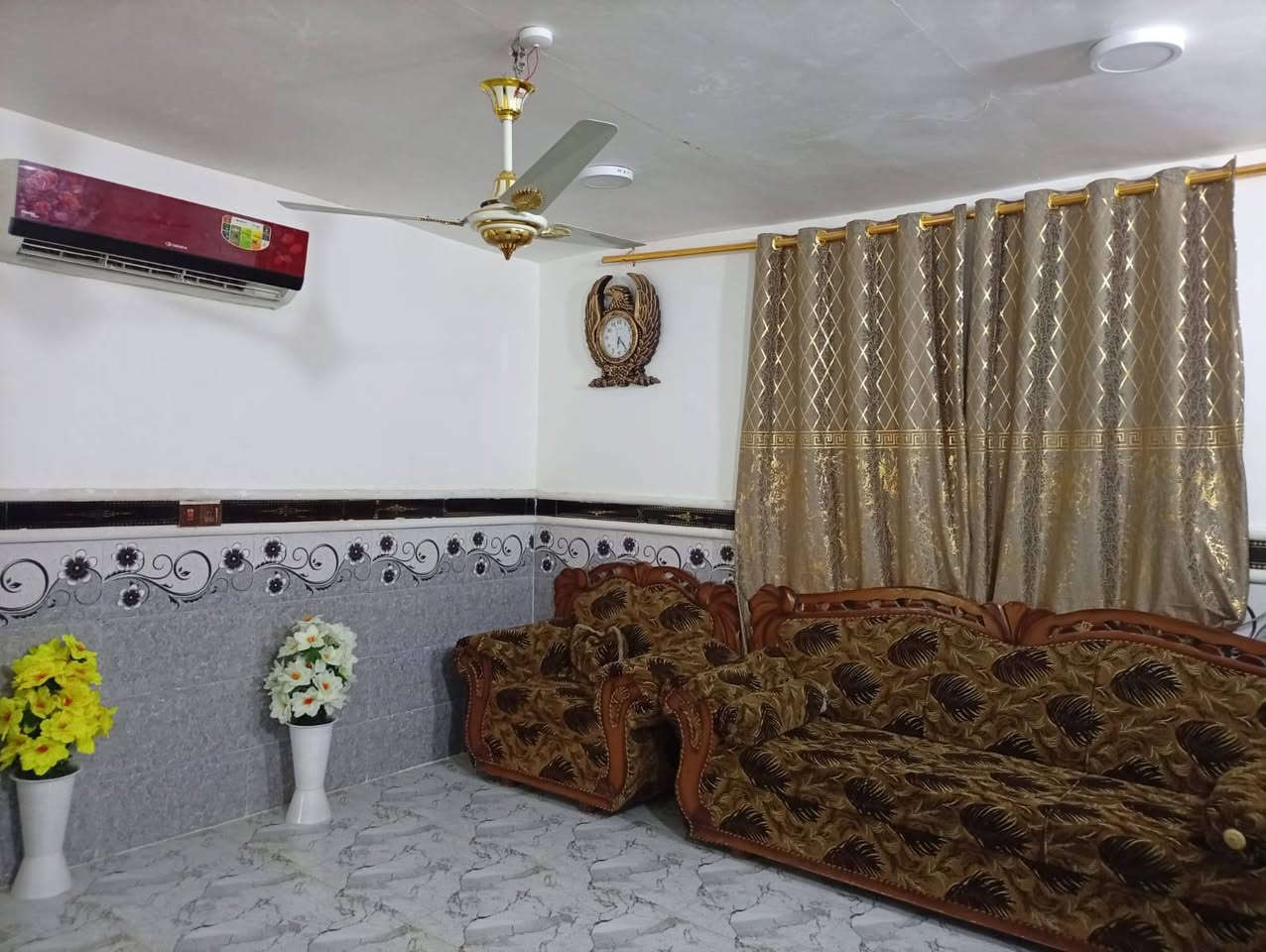 سلام عليكم دار للبيع المساحه 190 متر الواقع في منطقة حي الايمام خلف بيت المحافظ أسامة اصلان أو قرب مول حمرابي بناء طابوك أرضية بورسلين كامل الخدمات يحتوي على غرفة نوم ومطبخ وهول وصالة ومجمع صحيات كراج يتسع السيارتين ترميم جديد طابو زراعي سند 25 تحويل بسم المشتري مباشر سند مفروز كامل السعر 95 وقابل للتفاوض الاستفسار *********** الأثير ***********
