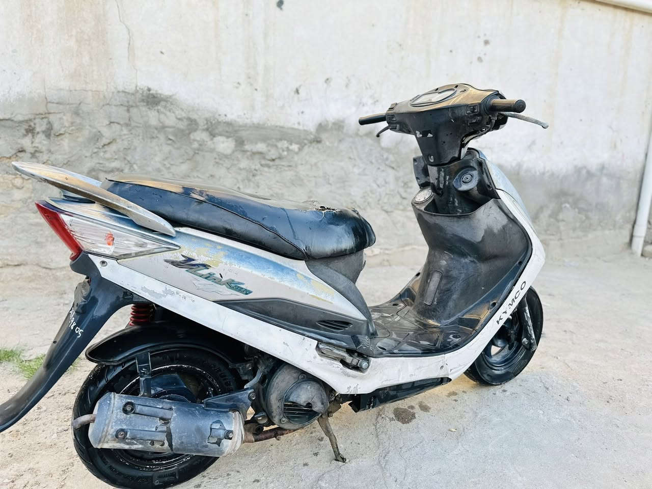 دراجه G5 للبيع مجفته مره وحده
نضافه الدراجه كلش حلوه 
جميع كهربائياتها شغاله
لايت عالي + ناصي 
ابريك امامي + خلفي
شغاله هندر + سلف 
السعر خاص او التواصل ع الرقم ***********
