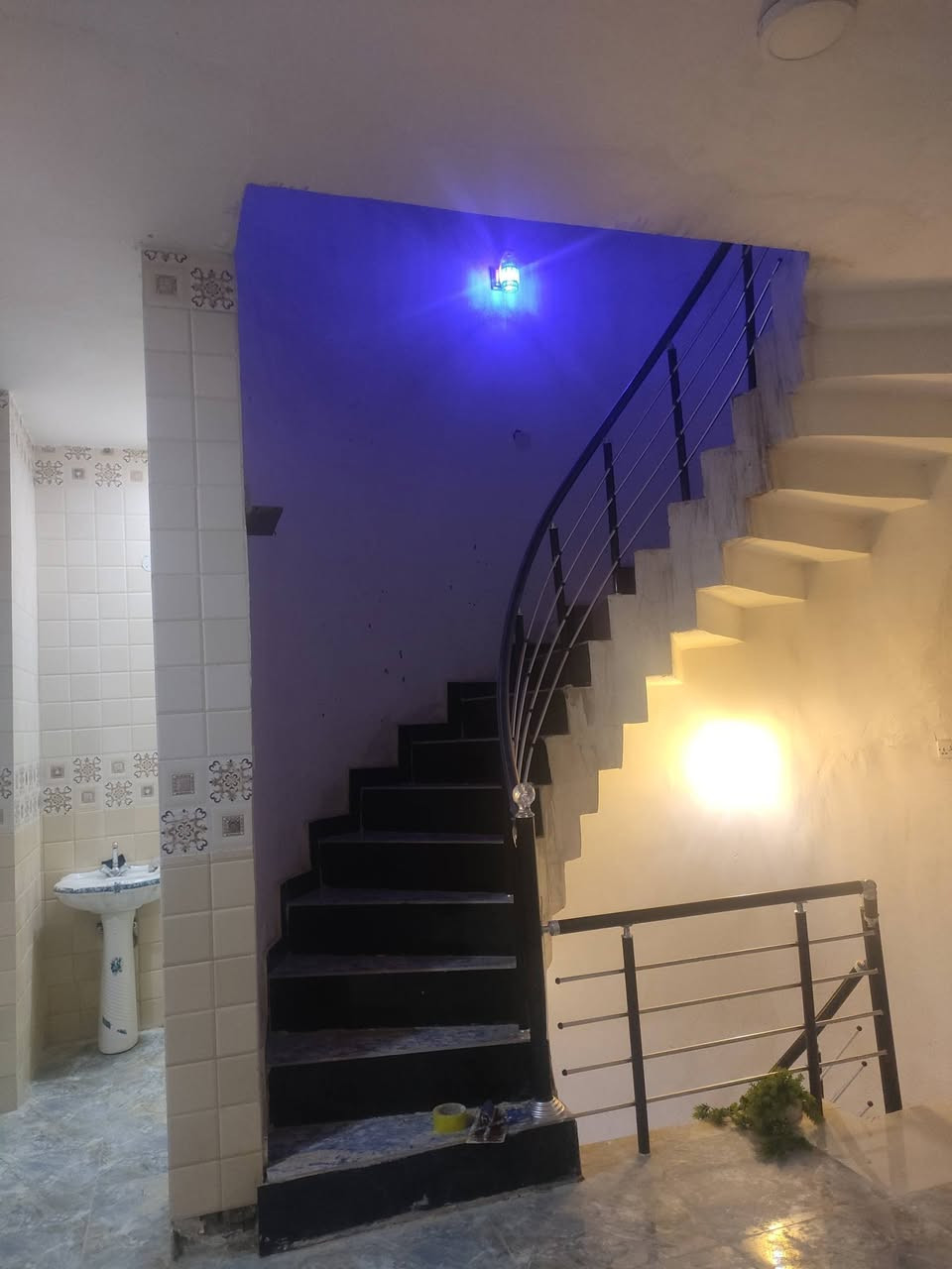 السلام عليكم. دار للبيع طابقين طابو صرف بأسمي. مساحة البناء 200 متر.  سنة البناء 2032. منطقة الحشد مقابل ياسين خريبط الطابق الارضي  يتكون. كراج   استقبال 8*4 وصالة ومطبخ كبير. وغرفيتن منام  . وصحيات خارجية  ومجمع صحيات داخلية الطابق الاول يتكون من أربع غرف كبيرة مع مجمع صحيات.  للاستفسار. *********** السعر 310.  قابل للتفاوض للشراي
