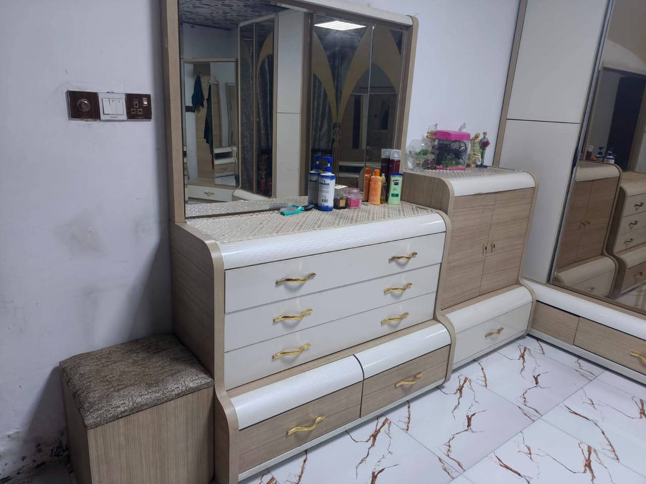 سلام عليكم غرفه البيع سعر مليون 750 بيه مجال رقم ***********
