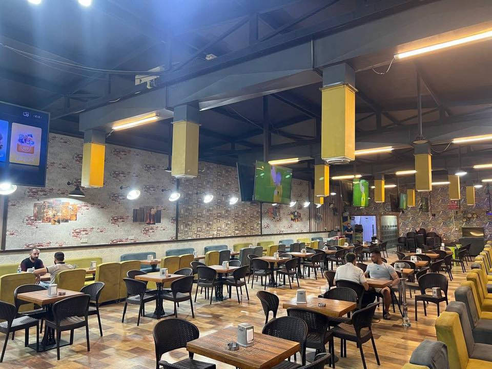 فرصة استثمارية مميزة – بيع كوفي شوب جاهز 🔥

للبيع كوفي شوب بموقع ممتاز في البنوك – شارع المشاتل، بمساحة تتجاوز 1000 م² تقريبًا، مناسب للاستثمار بعدة مشاريع (كوفي شوب، مطعم كبير، جيم، أو أي مشروع استثماري آخر).

المواصفات والتجهيزات:

قاعة أمامية واسعة جاهزة للعمل

مساحة خلفية كبيرة تصلح لإنشاء حديقة جميلة أو جلسات خارجية

عدد 136 نركيلة بابلي كاملة

عدد 9 شاشات بلازما

سبالت تبريد نوع كنتوري

مولد كهرباء كبير

تانكي كاز سعة 1000 لتر

بناء إضافي في مقدمة الموقع (كان مطعم سابقًا) يصلح للتطوير أو إعادة التشغيل

الموقع حيوي ومناسب لمشاريع كبيرة ومربحة، وقابل للتطوير حسب فكرة المستثمر.

📍 الموقع: البنوك – شارع المشاتل📞 للاستفسار والتفاصيل والسعر: يرجى التواصل على الخاص أو الاتصال ‭٠٧٧٢ ٤٦٤ ٩٤٠٤‬مباشرة.
