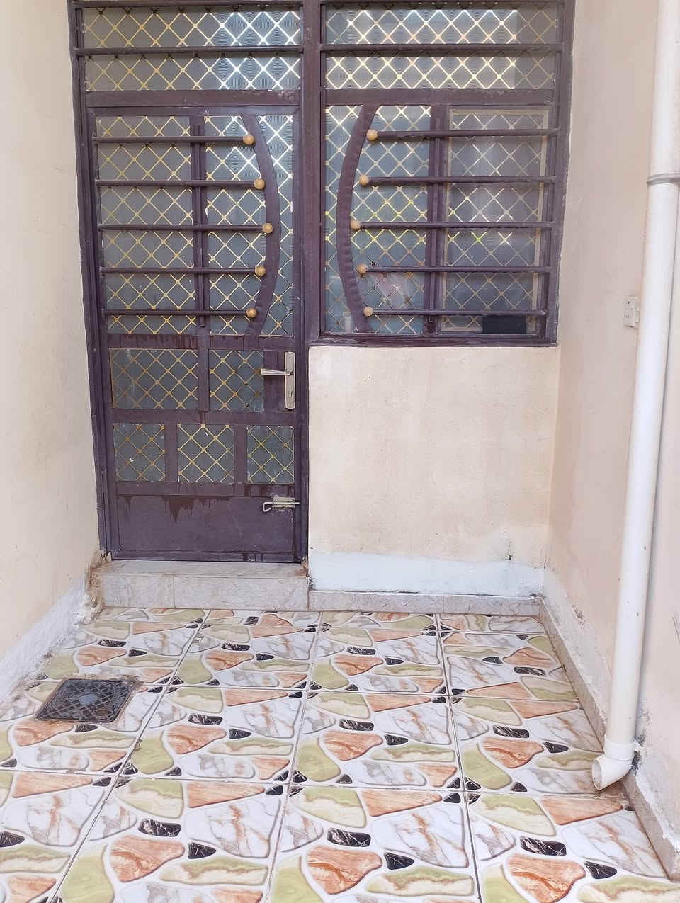 دار للبيع في بهرز حي المصطفى قرب جامع الفتاح المساحه 100متر مربع سند 25يحتوي البيت ع طابقين بناء حديث سنه 2020 يحتوي البيت على غرفه نوم وصحيات وصاله واستقبال ومطبخ ومناور ثنين
الطابق الثاني يحتوي ع غرفه نوم وصحيات وبيتونه والسطح ايزكوم مع الدار تناكي عدد3وكيزرمع مراوح ومبردة وكاونترللاستفسار الاتصال ع الرقم الاتي***********
