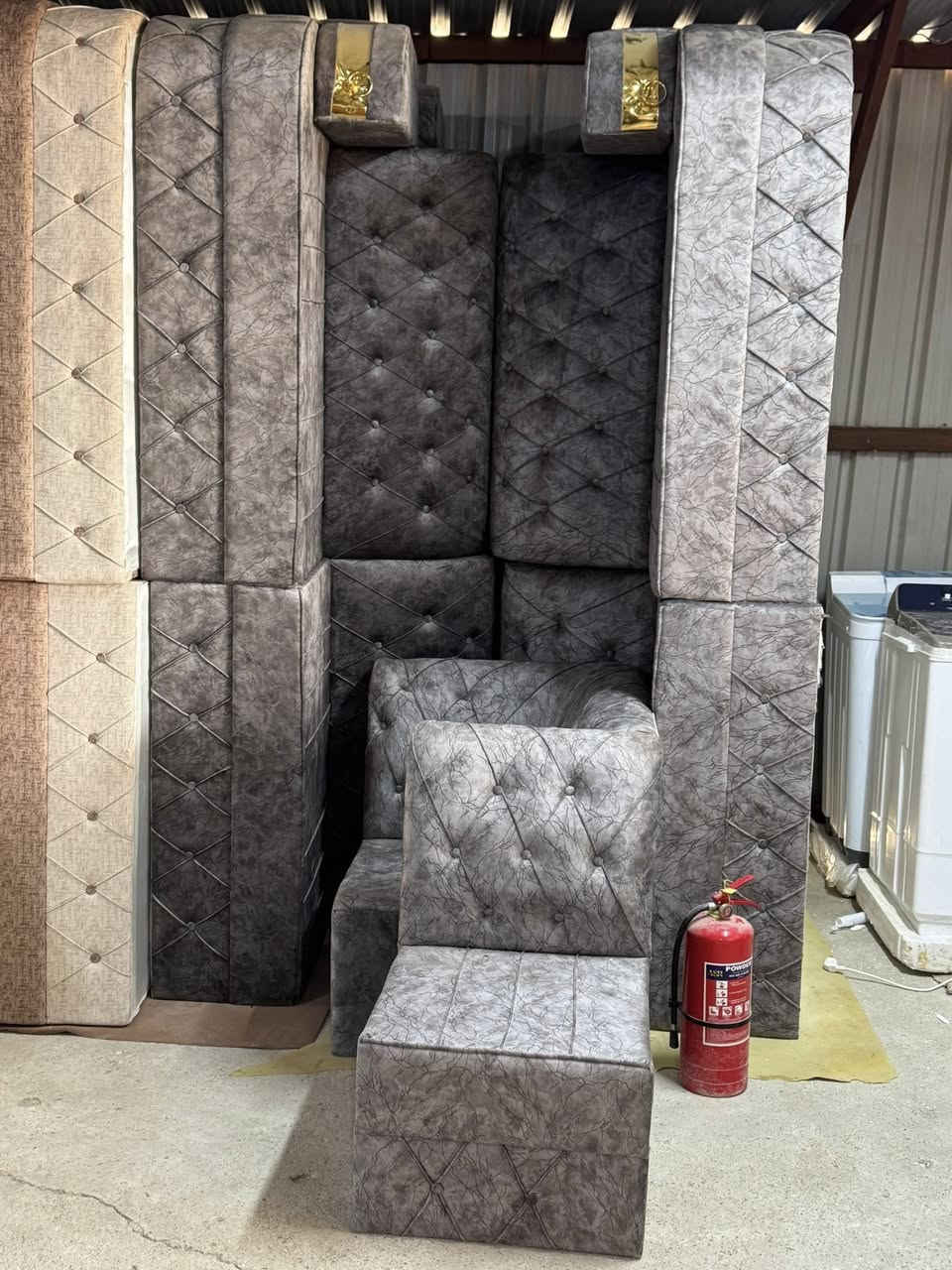 إذا كان للنجاح إسم فهو يتغنى بأسمنا كما تتغنى السماء بتساقط المطر
وإن كان للنجاح دوي صوت أقوى فأسم معرض علوش للأثاث والأجهزة المنزلية كصوت الرعد المدوي 
لله الحمد حتى يبلغ الحمد منتهاه
تم وصول وجبة جديدة من الدواويين ذات المنشأ والألوان التي تضيف لمسة جمال وأناقة لمنزلكم كما عودناكم دائماً بتوفر كل ماهو جديد ومتين ويسر عين الناظرين 
الزبائن الذي تم الحجز مسبقاً يرجى زيارتنا .. كما نتشرف بوجود جميع الزبائن الكرام
ما عليكم سوى الإختيار ونحن نقوم بأعمال التوصيل لكافة محافظاتنا العزيزة وكذلك منطقتنا الجميلة
نسعى دائماً لنكون الأول بمجال عملنا لأننا الأصدق الأفضل
للاستفسار والطلب الأتصال على الأرقام التالية 
***********
***********

@إشارة
مجمع علوش للأثاث المنزلي المستخدم والجديد
