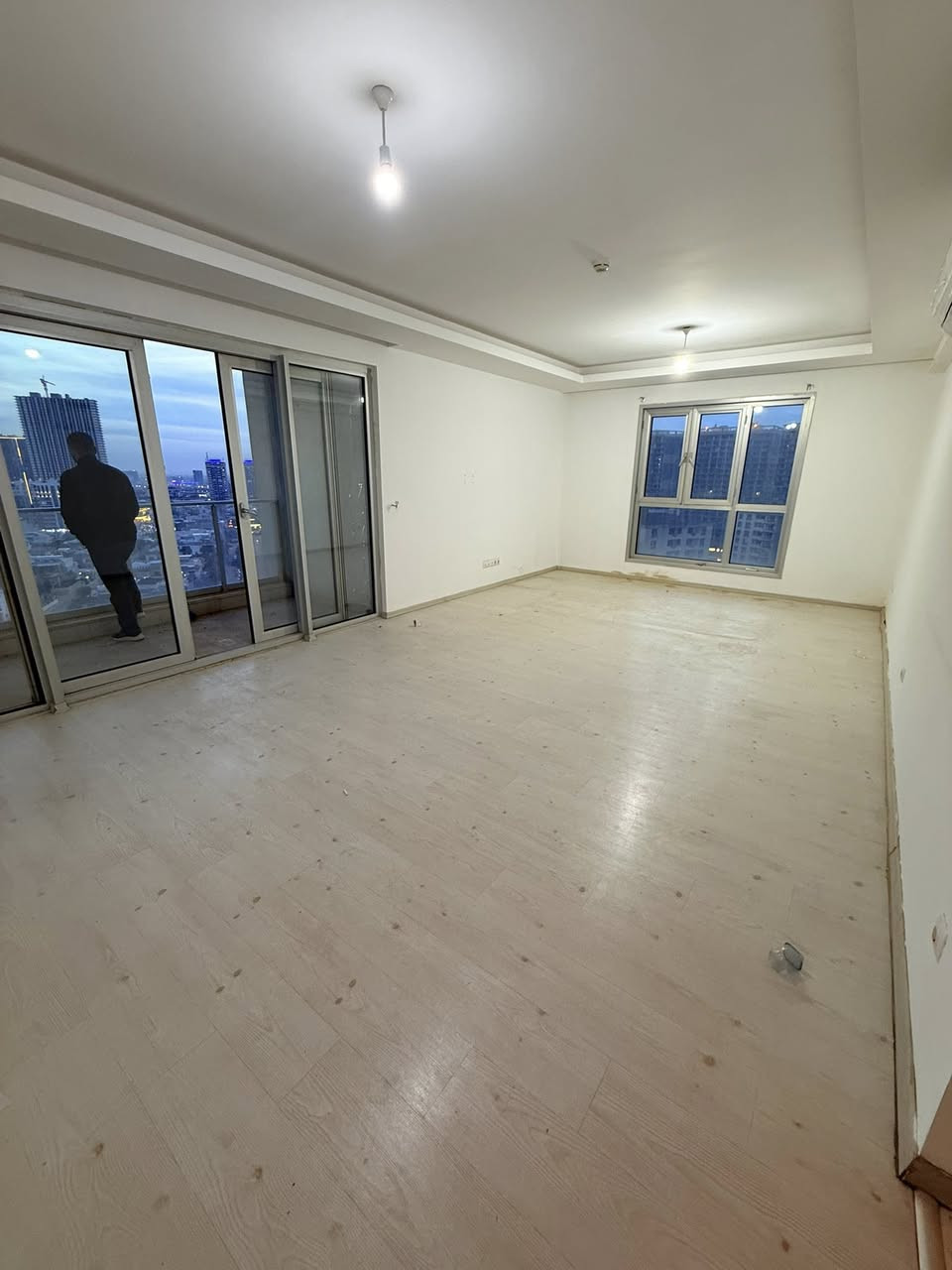 Apartment For Rent, located in Erbil, Empire Wings, with an area of 186m², the price is $800/Monthly.
 
Consists of:  
- 2 Bedrooms
- 1 Kitchen
- 1 Hall
- 2 Bathrooms
- Floor number: 15

Mahmood: ***********
