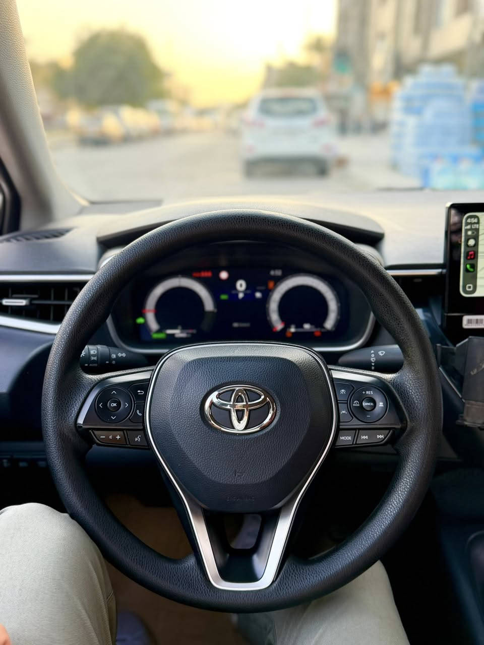 سلام وعليكم 🔥
للاستفسار  (***********) 
ب اسمي تحويل ثاني يوم 🔥
السعر 138 وبيهة مجال 🔥
للبيع كورلا هايبرد 2024 🔥

المحرك 1.8 لتر 4 سلندر (هايبرد بنزين + كهرباء)
قوة المحرك تقريبا 138 حصان
ناقل حركة اوتوماتيك E-CVT
نظام دفع أمامي FWD 
.

المواصفات 🔥
.سلايت 
• شاشة لمس مع بلوتوث و Apple CarPlay
• تشغيل بصمة وزر ستارت
• كاميرا خلفية
• حساسات ركن خلفية
• مثبت سرعة (Cruise Control)
• تحكم بالدركسون
• مكيف أوتوماتيك + فتحات تبريد خلفية
• مرايا كهرباء مع إشارات
• زجاج كهرباء
• نظام صوتي سماعات متعددة
• مدخل USB و AUX

(ضرر السيارة ) رصعة  بل قمارة وشخطين بكصة البنيد كمثل ما موضح بل صورة . سيارة مكفولة كفالة عامة كير ومحرك وصدر .
ممشى السيارة 40،000 كيلو 🫰🏻
السيارة اي نقص مابيهة شغل وطلع تراي للبصرة 
سيارة ممتعوبة (مال بيت ) 
للاستفسار (***********)
السعر 138 وبيهة مجال🔥
 مكاني بغداد (شارع فلسطين )
