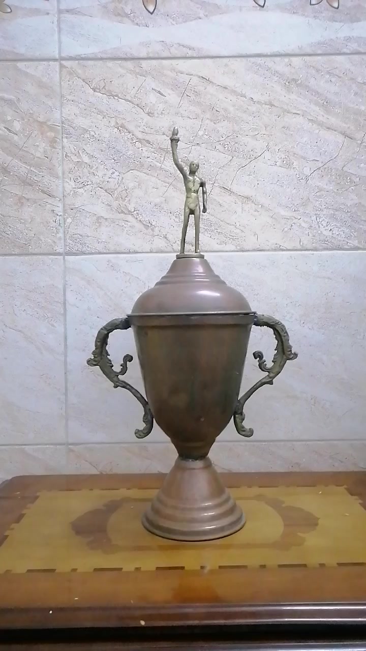 السلام عليكم ورحمة الله وبركاته جبنالكم تحفه فنيه احلا كأس مل ايام زمان ارتفاع ٤٧ نحاس احمر للبيع السعر خاص مكان موصل يوجد توصيل كافه محافظة العراق وهذا رقمي *********** موجود واتساب علا هذا الرقم
