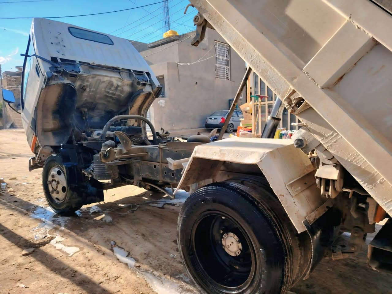 سلام عليكم كنتر بزون ورك جوه دبل شاصي موديل ٩٥ ٣طن مكينه  ١٠٨ جديده خير من الله سياره مكاني حله بابل ***********
