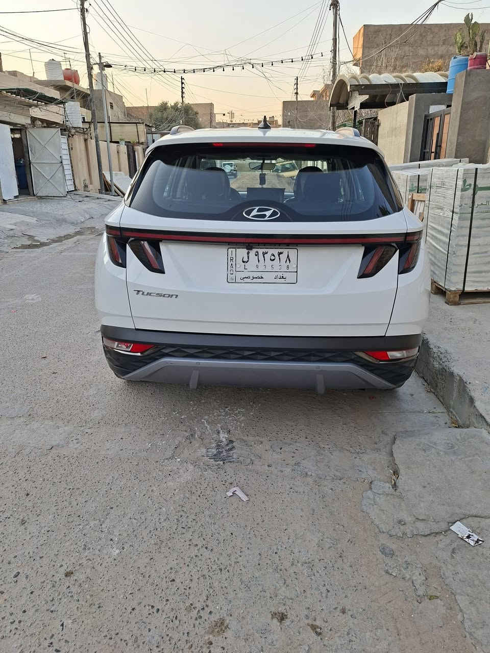 السلام عليكم 
توسان موديل ٢٠٢٠ شكل ٢٠٢١ السياره فول مواصفات 
عدى القمارة حديد 
بصمه كشنات كهرباء 
دخول ذكي مري شفط 
تحكمات استيرن 
شاشة كبيرة 
كامرة دوارة 
تشغيل عن بعد 
تبريد قطعتين 
تخم تاير جواها جديد باتري جديد 
السيارة بيها صبغ بابين عكس السياق بدون دواخل 
مكان السيارة الدورة  
ماشية ٧٩ الف وقابل للزيادة 
السعر 180 وبيها مجال بسيط حك الجية 
***********
***********
