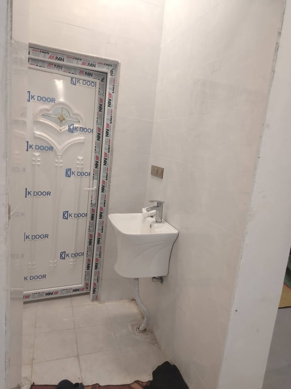 دار البيع مساحه ٢٤٠ متر بيت بناء حديث غرف نوم ٦ سويت موقع موحيه سعر ***********
