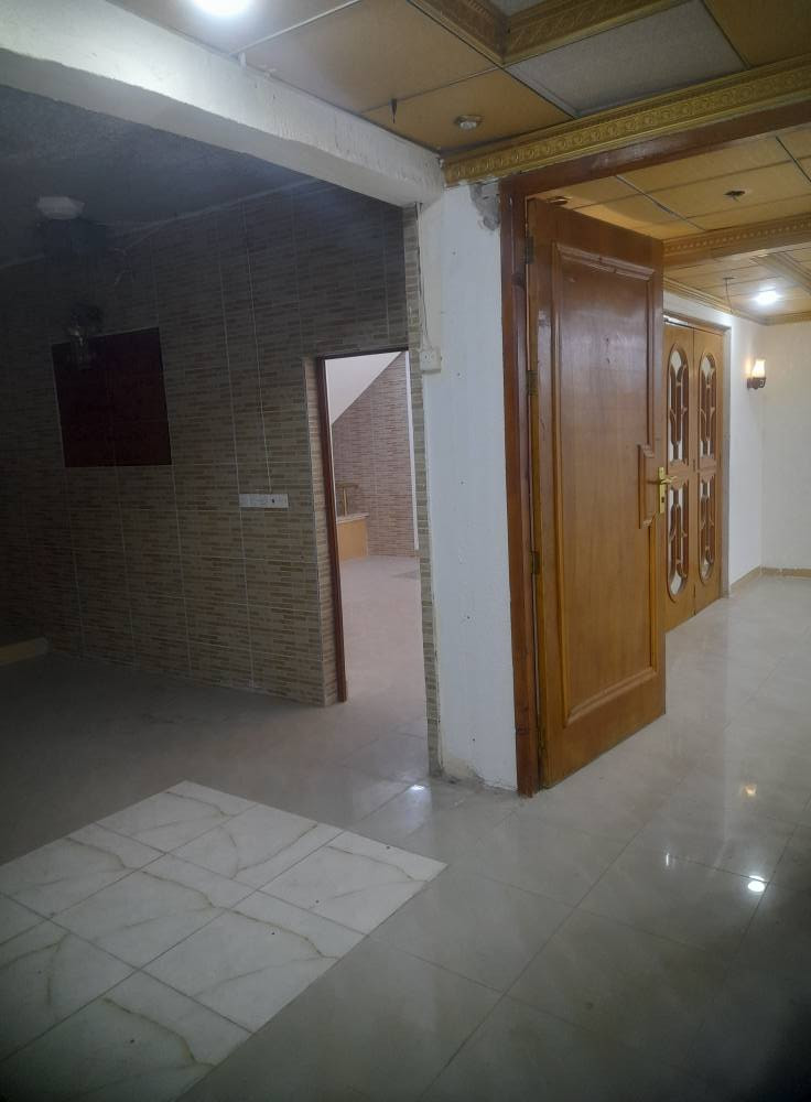 شقه للايجار طابق ثاني مساحة ٢٥٠م واجهه ١٠ تصلح ان تكون شركه أو مجمع ٤غرف نوم وهول ومطبخ وصحيات سايدين البحرين قرب قاعة فخامه للاعراس السعر والتفاصيل على الأرقام ***********
***********
ابو سيف 
ابو حسن واتساب 
***********
***********
أو مراجعة المكتب سايدين البحرين قبل شارع ٢٠وجباية كار
